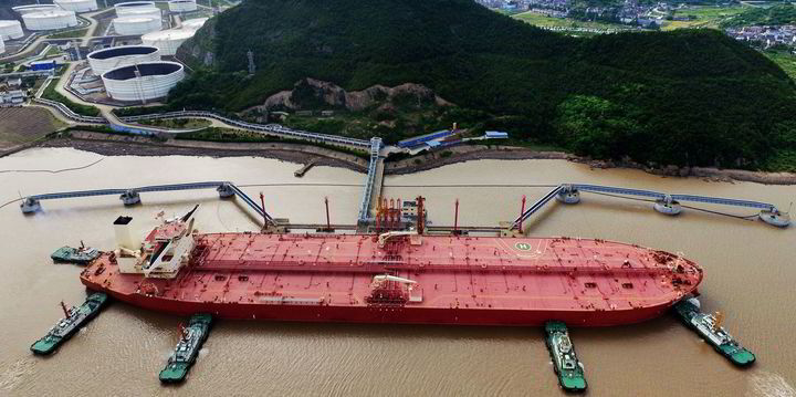Dầu thô được rút khỏi một tàu dầu tại cảng Chiết Giang (Trung Quốc)