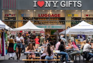Người dân mua sắm tại một khu chợ ở thành phố New York (Mỹ)