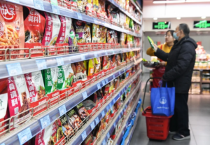 Người dân Trung Quốc cân nhắc về chi phí khi mua sắm