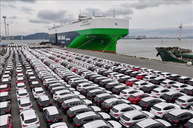 Xe ô tô chờ xuất khẩu tại cảng ở tỉnh Phúc Kiến, Trung Quốc . Ảnh minh họa