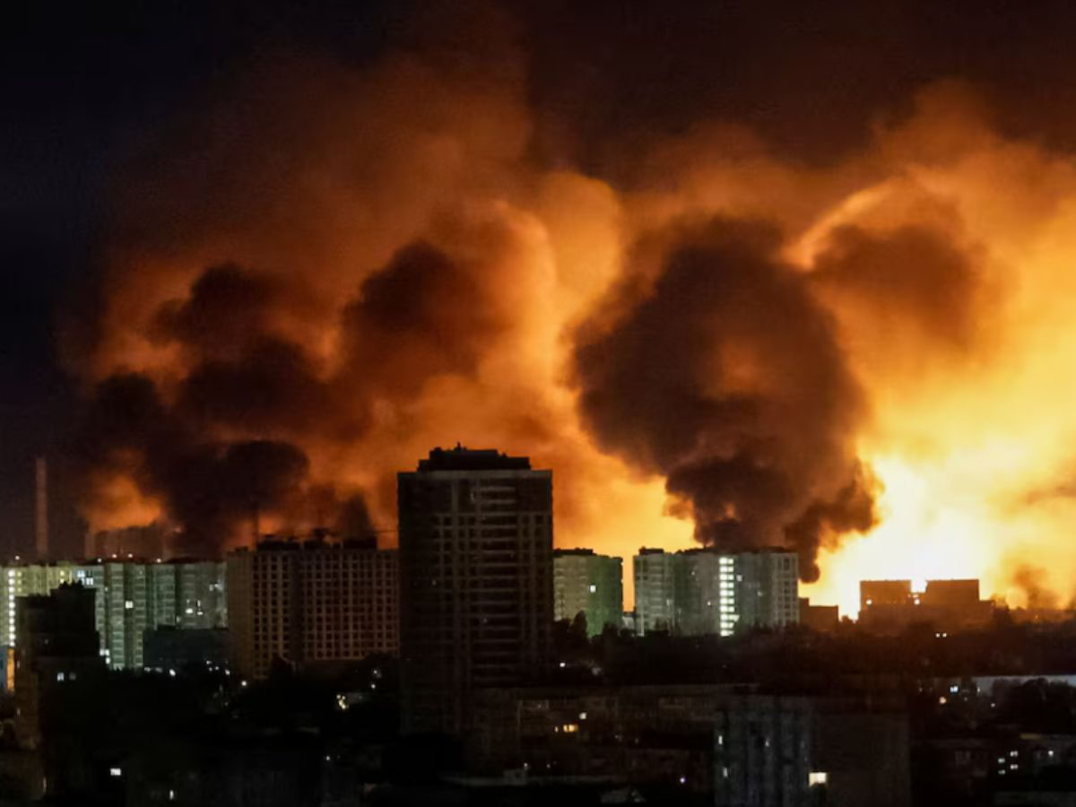 Khói lửa bốc lên ở Kiev sau cuộc tập kích của Nga đêm 24-5