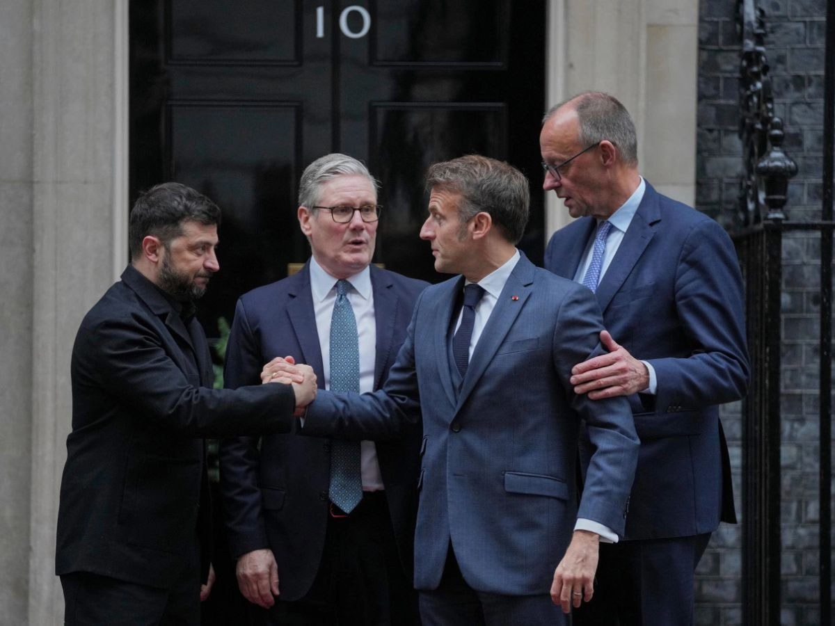 Từ trái sang phải gồm Tổng thống Ukraine Volodymyr Zelensky, Thủ tướng Anh Keir Starmer, Tổng thống Pháp Emmanuel Macron và Thủ tướng Đức Friedrich Merz, tại số 10 Phố Downing (London).