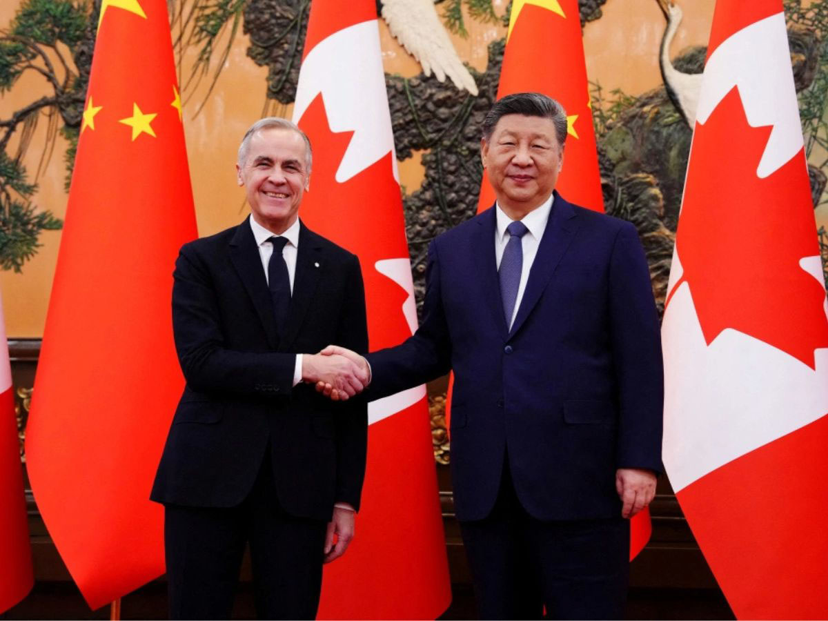 Chủ tịch Trung Quốc Tập Cận Bình (bên phải) bắt tay Thủ tướng Canada Mark Carney trong cuộc gặp tại Bắc Kinh
ngày 16/1.