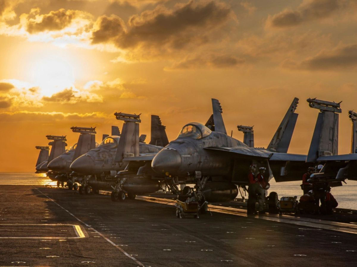 Tiêm kích Mỹ trên tàu sân bay USS Abraham Lincoln trong ngày 3-3