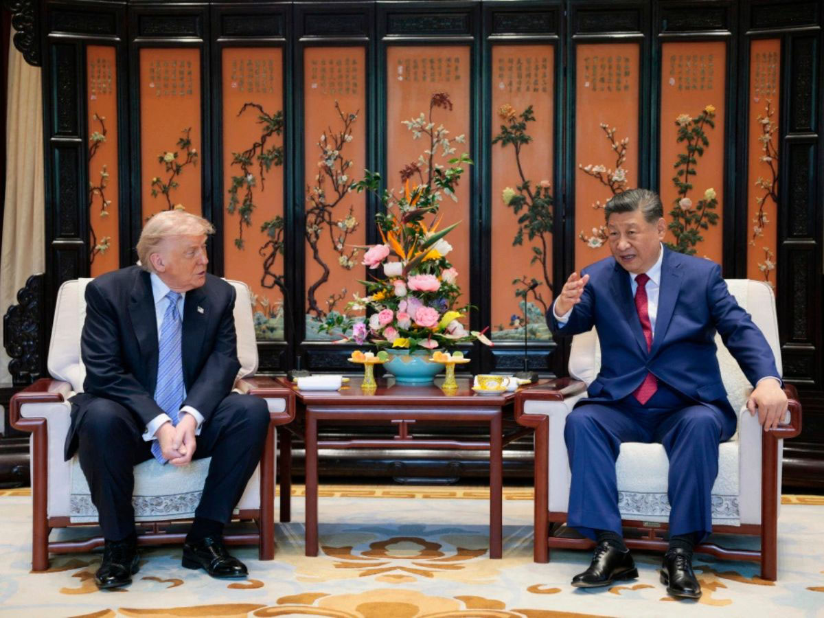 Cuộc gặp giữa ông Donald Trump và ông Tập Cận Bình chưa tạo ra đột phá lớn, nhưng cho thấy cả Mỹ và Trung Quốc đều ưu tiên duy trì quan hệ ổn định và tránh để căng thẳng leo thang vượt tầm kiểm soát. 
Tổng thống Mỹ Donald Trump ngày 15/5 đã khép lại chuyến công du Trung Quốc đầu tiên trong nhiệm kỳ thứ hai. Tâm điểm của chuyến đi là các cuộc hội đàm với Chủ tịch Tập Cận Bình tại Đại lễ đường Nhân dân cùng buổi trao đổi diễn ra bên trong Trung Nam Hải.
Ông Trump đánh giá chuyến thăm diễn ra “rất thành công”, trong khi ông Tập cho rằng đây là dấu mốc mở ra giai đoạn mới cho quan hệ song phương. Dù vậy, hai nhà lãnh đạo không công bố những thỏa thuận mang tính đột phá hay thông tin bất ngờ đáng chú ý sau chuyến thăm.
Thông cáo từ Washington và Bắc Kinh cho thấy trọng tâm thảo luận của hai bên có sự khác biệt. Mỹ chủ yếu nhấn mạnh các vấn đề liên quan đến thương mại, đầu tư và tình hình Iran, trong khi Trung Quốc đặt ưu tiên vào ổn định chiến lược và vấn đề Đài Loan.
William Yang, chuyên gia Đông Bắc Á thuộc Nhóm Khủng hoảng Quốc tế (ICG) có trụ sở tại Bỉ, nhận định với Channel News Asia rằng kết quả cuộc gặp không xuất hiện nhiều yếu tố bất ngờ so với các tín hiệu đã được hai bên phát đi trước đó. Theo ông, quá trình chuẩn bị kỹ lưỡng từ cả Washington và Bắc Kinh đã góp phần giúp các cuộc trao đổi diễn ra thuận lợi.
Hoạt động thương mại và đầu tư 
Sau hội nghị, Tổng thống Donald Trump cho biết Mỹ và Trung Quốc đã đạt được các “thỏa thuận thương mại lớn”. Theo ông, Bắc Kinh sẽ tăng mua khoảng 200 máy bay Boeing, đồng thời đẩy mạnh nhập khẩu dầu mỏ, nông sản và nhiều mặt hàng khác từ Mỹ. Nhà Trắng cũng cho biết hai bên đã trao đổi về việc mở rộng cơ hội tiếp cận thị trường cho doanh nghiệp Mỹ và thúc đẩy hợp tác đầu tư song phương.
Một trong những kết quả đáng chú ý nhất là kế hoạch thành lập “Hội đồng Thương mại” và “Hội đồng Đầu tư”, nhằm duy trì cơ chế đối thoại thường xuyên về thương mại và đầu tư giữa hai nước. Bộ trưởng Tài chính Mỹ Scott Bessent cho biết các cơ chế này sẽ tập trung xác định những lĩnh vực được xem là “không chiến lược và ít nhạy cảm”, nơi Mỹ có thể tiếp nhận nguồn vốn đầu tư từ Trung Quốc.
Dù vậy, phía Bắc Kinh chưa công khai xác nhận nhiều nội dung mà ông Trump nhắc tới và hiện cũng chưa có tài liệu chi tiết nào được công bố chính thức.
Bộ Ngoại giao Trung Quốc ngày 14/5 cho biết Chủ tịch Tập Cận Bình nhấn mạnh quan hệ kinh tế và thương mại giữa Trung Quốc và Mỹ mang tính cùng có lợi cho cả hai bên.
Thị trường tài chính cũng phản ứng khá thận trọng. Sau thông tin liên quan đến thương vụ Boeing, cổ phiếu hãng này giảm hơn 4%, do giới đầu tư trước đó kỳ vọng Trung Quốc có thể đặt mua khoảng 500 máy bay.
Robert Manning, chuyên gia tại Trung tâm Stimson, nói với CBC rằng cuộc gặp thượng đỉnh lần này cho thấy sự thay đổi đáng chú ý trong cách tiếp cận của ông Trump với Trung Quốc. Trong nhiều năm, ông Trump liên tục chỉ trích Trung Quốc là nguyên nhân khiến Mỹ mất việc làm trong lĩnh vực sản xuất và thúc đẩy chiến lược “tách rời kinh tế”, nhưng tại Bắc Kinh lần này, ông lại cho rằng hai nước “đồng thuận rất nhiều về thương mại” và sẽ “thực hiện nhiều thương vụ”. 
Diễn biến chiến sự Iran 
Cuộc xung đột bùng phát từ cuối tháng 2 giữa Mỹ, Israel và Iran trở thành một trong những chủ đề trọng tâm tại cuộc gặp lần này. Diễn biến chiến sự khiến eo biển Hormuz, tuyến vận chuyển năng lượng quan trọng của thế giới, rơi vào tình trạng bị kiểm soát nghiêm ngặt từ cả hai phía. Iran tăng cường giám sát khu vực và chỉ cho phép tàu của các quốc gia được xem là “thân thiện” đi qua, trong khi Mỹ áp đặt lệnh phong tỏa đối với toàn bộ cảng biển của Iran.
Theo Nhà Trắng, Mỹ và Trung Quốc đều thống nhất rằng Iran không nên sở hữu vũ khí hạt nhân, đồng thời nhấn mạnh eo biển Hormuz cần được duy trì tự do hàng hải nhằm đảm bảo nguồn cung năng lượng toàn cầu không bị gián đoạn. Ngoại trưởng Mỹ Marco Rubio cho biết Trung Quốc phản đối việc quân sự hóa eo biển Hormuz cũng như các động thái thu phí tàu thuyền khi đi qua khu vực này.
Trong cuộc phỏng vấn với Fox News sau cuộc hội đàm ngày 14/5, Tổng thống Trump cho biết Chủ tịch Tập Cận Bình đã bày tỏ sẵn sàng hỗ trợ giải quyết vấn đề Iran nếu có thể.
Dù vậy, phía Trung Quốc không xác nhận toàn bộ các nội dung mà Mỹ công bố. Thông cáo từ Bắc Kinh chủ yếu nhấn mạnh rằng xung đột liên quan tới Iran “đáng lẽ không nên xảy ra”, đồng thời kêu gọi các bên xử lý bất đồng thông qua đối thoại và giải pháp ngoại giao.
Chong Ja Ian, phó giáo sư tại National University of Singapore, nhận định Mỹ và Trung Quốc thực tế đều có lợi ích chung trong việc duy trì ổn định giá dầu cũng như bảo vệ chuỗi cung ứng năng lượng toàn cầu. Tuy nhiên, Bắc Kinh hiện vẫn tránh thể hiện lập trường nghiêng hẳn về phía Washington và chưa đưa ra cam kết gia tăng sức ép với Iran.
Theo ông Chong, diễn biến chiến sự liên quan tới Iran không chỉ phụ thuộc vào quyết định của Mỹ và Trung Quốc, mà còn chịu tác động lớn từ tính toán chiến lược của Tehran và Tel Aviv.
“Có vẻ như cả Mỹ lẫn Trung Quốc đều khó có thể khiến Iran và Israel thay đổi hướng đi”, ông Chong nói.
Điểm nóng eo biển Đài Loan 
Đài Loan từ nhiều năm nay luôn là một trong những vấn đề nhạy cảm nhất trong quan hệ giữa Mỹ và Trung Quốc. Bắc Kinh coi hòn đảo này là một phần lãnh thổ cần được thống nhất, kể cả sử dụng biện pháp quân sự nếu cần. Trong khi đó, Washington vẫn duy trì chính sách “Một Trung Quốc”, song tiếp tục phát triển quan hệ với Đài Loan và cung cấp các loại vũ khí hiện đại nhằm hỗ trợ năng lực phòng vệ của hòn đảo.
Tại cuộc hội đàm, Chủ tịch Tập Cận Bình khẳng định vấn đề Đài Loan là “lằn ranh quan trọng nhất” trong quan hệ Mỹ - Trung, đồng thời cảnh báo rằng những sai lầm trong cách xử lý có thể làm gia tăng nguy cơ đối đầu, thậm chí dẫn tới xung đột giữa hai cường quốc hàng đầu thế giới.
Theo thông cáo từ phía Trung Quốc, Chủ tịch Tập Cận Bình nhấn mạnh hòa bình tại eo biển Đài Loan chỉ có thể được duy trì nếu Mỹ thể hiện lập trường phản đối “Đài Loan độc lập”.
Trong khi đó, Nhà Trắng không đề cập đến vấn đề Đài Loan trong thông cáo sau hội nghị. Tuy nhiên, trên chuyên cơ Air Force One, Tổng thống Donald Trump cho biết hai bên đã dành nhiều thời gian trao đổi về chủ đề này.
“Ông ấy có quan điểm rất cứng rắn liên quan đến Đài Loan. Tôi không đưa ra bất kỳ cam kết nào theo hướng cụ thể”, ông Trump nói.
Sau khi trở về Mỹ, ông Trump tiếp tục có phát biểu rõ ràng hơn về vấn đề này. Ông cho biết không muốn chứng kiến bất kỳ bên nào tuyên bố độc lập, đồng thời nhấn mạnh Mỹ không muốn bị kéo vào một cuộc xung đột ở khoảng cách hơn 15.000 km. Tổng thống Mỹ cũng kêu gọi cả Trung Quốc và Đài Loan cùng hạ nhiệt căng thẳng.
Ông Trump cho biết thêm ông không muốn chứng kiến xung đột bùng phát tại eo biển Đài Loan và cho rằng nếu tình hình hiện nay tiếp tục được duy trì, Trung Quốc có thể vẫn chấp nhận trạng thái đó.
Theo chuyên gia Yang thuộc ICG, phát biểu này cho thấy Washington chưa thay đổi cách tiếp cận với vấn đề Đài Loan và vẫn duy trì chính sách “mơ hồ chiến lược”. Việc ông Trump không công khai đối đầu với Chủ tịch Tập Cận Bình liên quan tới Đài Loan cũng được xem là một kết quả tích cực đối với Bắc Kinh, bởi Trung Quốc luôn coi đây là “lằn ranh đỏ” trong quan hệ với Mỹ.
Công nghệ 
Công nghệ là một trong những nội dung được quan tâm nhiều nhất trước thềm hội nghị, đặc biệt xoay quanh chip bán dẫn, trí tuệ nhân tạo (AI) và các biện pháp hạn chế xuất khẩu từ Mỹ. Việc CEO Nvidia Jensen Huang xuất hiện vào phút cuối trong phái đoàn tháp tùng ông Trump càng làm gia tăng suy đoán rằng Washington có thể xem xét nới lỏng các quy định kiểm soát với ngành bán dẫn.
Theo chuyên gia về Trung Quốc Lin Han-shen tại Asia Group, sự góp mặt của Jensen Huang, Elon Musk của Tesla và Tim Cook của Apple trong đoàn công tác cùng ông Trump không phải là điều ngẫu nhiên mà đã được tính toán từ trước.
Tuy nhiên, cuộc gặp chưa tạo ra bước tiến đáng kể nào trong lĩnh vực công nghệ. Đại diện Thương mại Mỹ Jamieson Greer cho biết trên Bloomberg TV rằng vấn đề kiểm soát xuất khẩu chip không phải nội dung trọng tâm trong các cuộc trao đổi.
Ông Trump cũng tiết lộ Washington và Bắc Kinh đã bàn về việc xây dựng các cơ chế quản lý rủi ro trong những lĩnh vực nhạy cảm như AI, y tế, dược phẩm và quân sự.
Theo giới chuyên gia, điều này cho thấy cạnh tranh công nghệ hiện đã trở thành điểm then chốt trong quan hệ Mỹ - Trung. Dù chưa xuất hiện thay đổi lớn về chính sách, việc hai bên thảo luận các biện pháp kiểm soát rủi ro vẫn được xem là tín hiệu đáng chú ý.
“Trọng tâm hiện nay không còn chỉ là thương mại, mà là cuộc cạnh tranh giành quyền kiểm soát nền tảng công nghệ của kỷ nguyên công nghiệp mới”, Luigi Gambardella, Chủ tịch ChinaEU.
Theo chuyên gia Yang, hội nghị lần này được lãnh đạo Mỹ và Trung Quốc sử dụng như cơ hội để phát tín hiệu về mong muốn duy trì đối thoại và hạn chế căng thẳng leo thang.
Yang cho rằng qua các tuyên bố từ cả hai phía, có thể thấy Washington và Bắc Kinh đều cố gắng nhấn mạnh những lĩnh vực mà hợp tác song phương vẫn mang lại lợi ích chung, đặc biệt là thương mại và kinh tế.
Stephen Olson, nhà nghiên cứu thuộc Viện ISEAS-Yusof Ishak tại Singapore, nhận định cả hai nhà lãnh đạo đều đạt được mục tiêu riêng sau cuộc gặp.
Theo ông Olson, Chủ tịch Tập muốn khẳng định Trung Quốc là đối thủ cạnh tranh ngang tầm với Mỹ và mục tiêu này đã phần nào đạt được. Trong khi đó, ông Trump cũng có thể trở về với các “thỏa thuận” để tuyên bố đó là kết quả tích cực đối với phía Mỹ.
