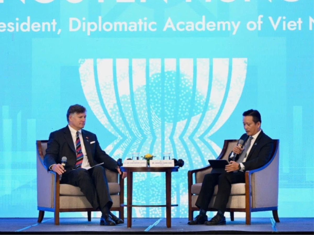 Thứ trưởng Ngoại giao Mỹ Christopher Landau và Giám đốc Học viện Ngoại giao Nguyễn Hùng Sơn. Ảnh: Giang Huy