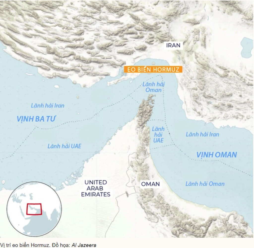 Iran và Oman đang xem xét xây dựng cơ chế thu “phí dịch vụ hàng hải” đối với tàu thuyền qua eo biển Hormuz, động thái làm xuất hiện nhiều tranh luận về cách hiểu và áp dụng luật biển quốc tế.

Ngoại trưởng Iran Abbas Araghchi ngày 25/6 cho biết Tehran và Oman sẽ sớm tiến hành các cuộc trao đổi nhằm xây dựng cơ chế quản lý và cung cấp dịch vụ hàng hải tại eo biển Hormuz trong tương lai. Động thái này được đưa ra sau tuyên bố chung giữa hai nước được công bố tại Muscat hôm 23/6. 

Theo tuyên bố chung, Iran và Oman sẽ nghiên cứu cơ chế thu "phí dịch vụ hàng hải" đối với hoạt động quản lý tại eo biển Hormuz, đồng thời nhấn mạnh quyền chủ quyền của mỗi bên đối với vùng lãnh hải liên quan. Hai nước cũng dự kiến lập nhóm công tác chung để tiếp tục thảo luận chi tiết về đề xuất này.  
Eo biển Hormuz là một trong những tuyến vận tải hàng hải quan trọng nhất thế giới, nơi trung chuyển khoảng 20% sản lượng dầu thô và khí tự nhiên hóa lỏng (LNG) toàn cầu. Tuyến đường này từng bị phong tỏa sau khi căng thẳng giữa Mỹ, Israel và Iran leo thang vào cuối tháng 2. Đến ngày 17/6, Iran đã dỡ bỏ lệnh phong tỏa Hormuz theo bản ghi nhớ chung đạt được với Mỹ.
Mỹ phản đối việc áp dụng bất kỳ khoản phí nào đối với tàu thuyền đi qua eo biển Hormuz. Trong khi đó, Iran và Oman khẳng định khoản thu được đề xuất là "phí dịch vụ hàng hải", thay vì "phí quá cảnh". Khác biệt trong cách diễn giải này đang trở thành tâm điểm của các cuộc tranh luận liên quan đến việc áp dụng luật pháp quốc tế đối với hoạt động hàng hải.
Eo biển Hormuz nằm giữa Iran và Oman, là cửa ngõ nối vịnh Ba Tư với vịnh Oman và Ấn Độ Dương. Mặc dù đoạn hẹp nhất của eo biển thuộc lãnh hải của Iran và Oman, Hormuz vẫn được coi là "eo biển dùng cho hoạt động hàng hải quốc tế" do đây là tuyến đường kết nối giữa hai vùng biển quốc tế quan trọng.
Theo Công ước Liên Hợp Quốc về Luật Biển (UNCLOS) năm 1982, chính thức có hiệu lực từ năm 1994, tàu thuyền được quyền quá cảnh liên tục và không bị cản trở khi đi qua các eo biển quốc tế. Iran đã ký UNCLOS ngay trong năm 1982 nhưng đến nay vẫn chưa phê chuẩn công ước, còn Mỹ cũng không tham gia UNCLOS.
Giới chức Iran cho rằng việc chưa phê chuẩn UNCLOS đồng nghĩa nước này không bị ràng buộc bởi các quy định về quyền quá cảnh được quy định trong công ước, vốn là cơ sở của nguyên tắc tự do hàng hải. Theo lập luận của Tehran, Iran chỉ có nghĩa vụ tuân thủ luật pháp quốc tế tập quán, trong đó quyền "đi qua vô hại" được áp dụng với phạm vi hẹp hơn và đi kèm nhiều điều kiện hơn.
Iran cũng lập luận rằng ngay cả khi UNCLOS được áp dụng, quyền quá cảnh qua eo biển quốc tế không phải là quyền tuyệt đối. Theo quan điểm của nước này, quyền đó có thể bị hạn chế nếu xuất hiện hành vi hoặc nguy cơ sử dụng vũ lực đe dọa đến chủ quyền, toàn vẹn lãnh thổ hoặc độc lập chính trị của quốc gia ven biển.
UNCLOS cho phép các quốc gia ven biển ban hành quy định nhằm bảo đảm an toàn hàng hải, bảo vệ môi trường biển và quản lý phân luồng giao thông. Công ước cũng cho phép thu các khoản phí đối với dịch vụ hàng hải do quốc gia ven biển cung cấp, nhưng không cho phép yêu cầu tàu thuyền phải xin phép hoặc nộp phí chỉ để thực hiện quyền quá cảnh qua eo biển quốc tế.
Tehran hiện dựa chủ yếu vào những quy định này để củng cố lập luận pháp lý liên quan đến việc quản lý hoạt động hàng hải tại eo biển Hormuz.
"Chúng tôi đang ở trong tình trạng chiến tranh, vì vậy không thể áp dụng các quy định của thời bình cho hoàn cảnh thời chiến", Thứ trưởng Ngoại giao Iran Kazem Gharibabadi khẳng định khi nêu quan điểm của Tehran hôm 18/6.
Giới chức Iran thời gian gần đây liên tục sử dụng khái niệm "phí dịch vụ hàng hải", cho rằng khoản thu này được áp dụng để bù đắp chi phí vận hành hệ thống quản lý luồng tàu và duy trì các hoạt động bảo đảm an toàn hàng hải tại khu vực.
Trước đó, một số trang tin chuyên ngành vận tải biển cho biết Iran từng đề xuất cơ chế thu phí, theo đó tàu thuyền sẽ được hướng dẫn di chuyển trong hành lang hàng hải nằm gần bờ biển nước này. Trong suốt hành trình, các phương tiện được lực lượng Vệ binh Cách mạng Hồi giáo Iran (IRGC) thực hiện nhiệm vụ bảo đảm an ninh và an toàn.
Trong bối cảnh hiện nay, Iran có thể lập luận rằng họ có quyền thu phí đối với các dịch vụ hàng hải được cung cấp, chẳng hạn như hoa tiêu, lai dắt tàu, bảo đảm an ninh hàng hải do Lực lượng Vệ binh Cách mạng Hồi giáo Iran (IRGC) thực hiện hoặc các hoạt động bảo vệ môi trường biển đối với tàu thuyền đi qua khu vực.
Tuyên bố chung giữa Iran và Oman cũng không sử dụng thuật ngữ "phí quá cảnh". Thay vào đó, hai nước cho biết sẽ nghiên cứu cơ chế cung cấp các dịch vụ hàng hải cùng những khoản chi phí phát sinh liên quan đến các dịch vụ này.
"Iran và Oman có thể ban hành các quy định nhất định về an toàn hàng hải, kiểm soát ô nhiễm hoặc phân luồng giao thông trên biển, nhưng không thể biến eo biển Hormuz thành tuyến đường mà tàu thuyền phải xin phép trước khi được đi qua", giáo sư luật hàng hải Sanjeet Ruhal thuộc Viện Luật Hàng hải Quốc tế tại Malta nhận định với TRT World.
Oman ở vào vị thế nhạy cảm hơn bởi nước này đã phê chuẩn Công ước Liên Hợp Quốc về Luật Biển (UNCLOS). Điều đó đồng nghĩa Muscat phải dung hòa giữa quan hệ hợp tác với Tehran và trách nhiệm thực hiện các cam kết theo luật pháp quốc tế.
Mặc dù tuyên bố chung với Iran nhấn mạnh quyền chủ quyền của hai quốc gia đối với vùng lãnh hải, Ngoại trưởng Oman Badr Albusaidi sau cuộc hội đàm lại khẳng định hai bên cam kết tuân thủ luật pháp quốc tế và bảo đảm hoạt động hàng hải được diễn ra an toàn, không áp dụng bất kỳ khoản phí nào đối với việc đi lại. Phát biểu này cho thấy Muscat hiện chưa công khai ủng hộ phương án thu phí quá cảnh đối với tàu thuyền đi qua eo biển Hormuz.
Tuy vậy, việc Oman nhất trí tiếp tục trao đổi với Iran về các dịch vụ hàng hải cùng những khoản chi phí liên quan cho thấy hai bên vẫn để ngỏ khả năng đàm phán về cơ chế quản lý tại eo biển Hormuz.
Theo Reuters, hiện chưa có cơ chế mang tính bắt buộc để buộc các quốc gia thực thi các quy định của UNCLOS. Mặc dù Tòa án Quốc tế về Luật Biển (ITLOS) tại Hamburg, Đức và Tòa án Công lý Quốc tế (ICJ) tại The Hague, Hà Lan có thể đưa ra các phán quyết liên quan, hai cơ quan này không có thẩm quyền trực tiếp bảo đảm việc thi hành các quyết định đó.
Các chuyên gia cảnh báo rằng mọi hình thức thu phí bắt buộc tại eo biển Hormuz đều có thể tạo ra tiền lệ đáng lo ngại, mở đường cho những yêu sách tương tự tại các tuyến hàng hải chiến lược khác trên thế giới.
Giáo sư Reza Khanzadeh thuộc Đại học George Mason, Mỹ, cho rằng tác động của vấn đề này không chỉ giới hạn ở Trung Đông. Theo ông, nếu các quốc gia bắt đầu áp đặt cơ chế thu phí trên những tuyến biển trọng yếu, trật tự thương mại toàn cầu có thể bị thay đổi, kéo theo chi phí cao hơn, mức độ bất ổn lớn hơn và sức ép chính trị gia tăng.
Giáo sư Ruhal cũng chia sẻ quan điểm này, cho rằng nguyên tắc bảo đảm quyền tự do hàng hải cần tiếp tục được duy trì. Theo ông, việc cho phép áp dụng cơ chế thu phí hoặc hạn chế quyền đi lại tại eo biển Hormuz có nguy cơ làm suy yếu các nguyên tắc cốt lõi của luật biển quốc tế.
Sau khi thỏa thuận ngừng bắn có hiệu lực, Lực lượng Vệ binh Cách mạng Hồi giáo Iran (IRGC) yêu cầu tàu thuyền qua eo biển Hormuz phải di chuyển theo hành lang hàng hải chạy sát bờ biển Iran do lực lượng này chỉ định, đồng thời cảnh báo sẽ có biện pháp xử lý đối với các phương tiện không tuân thủ.
Trong khi đó, Cơ quan Điều hành Thương mại Hàng hải Vương quốc Anh (UKMTO), cơ quan hoạt động dưới sự quản lý của hải quân Anh, đã đề xuất một tuyến hàng hải thay thế ở phía nam eo biển Hormuz, chạy dọc theo bờ biển Oman. Tuy nhiên, IRGC tuyên bố không chấp nhận luồng di chuyển này.
Sau đó, phía Mỹ thông báo tàu hàng Ever Lovely treo cờ Singapore đã bị một vật thể được cho là máy bay không người lái (UAV) tấn công khi đang lưu thông trên tuyến hàng hải mới gần bờ biển Oman. Bộ Tư lệnh Trung tâm Mỹ (CENTCOM) cáo buộc Iran đứng sau vụ tấn công mà họ gọi là "vô cớ", đồng thời tiến hành các cuộc không kích nhằm vào nhiều mục tiêu tại Iran trong ngày 26/6. Diễn biến này khiến thỏa thuận ngừng bắn một lần nữa đứng trước nguy cơ bị phá vỡ.
